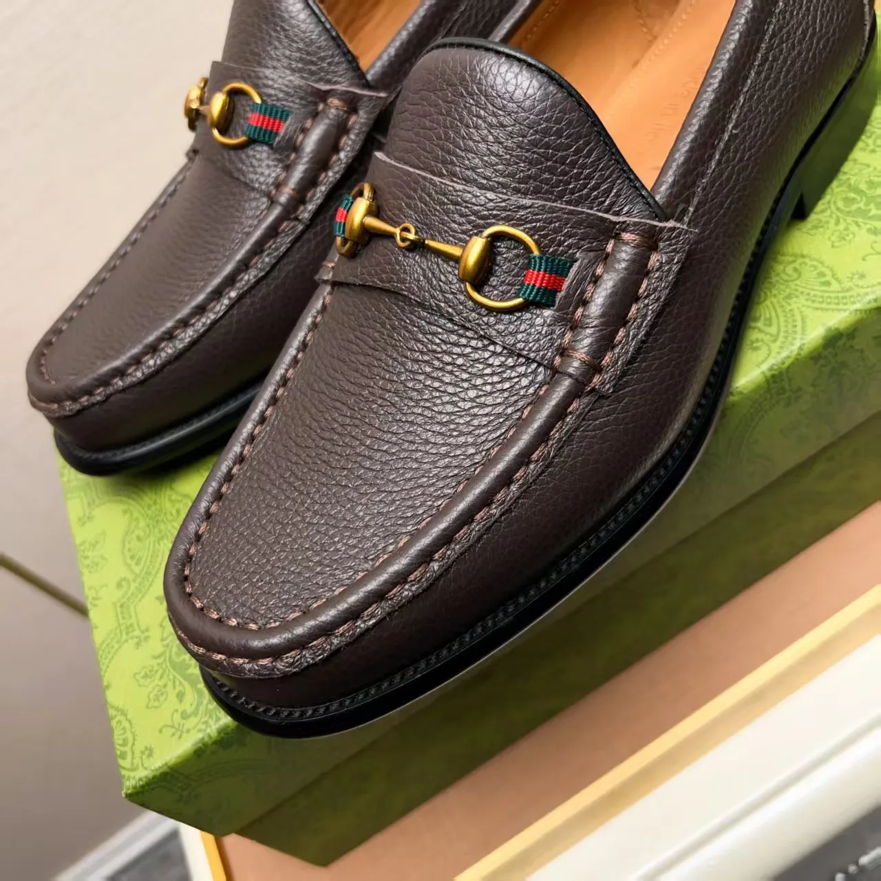 Men's men's shoes 💰460 🆘【GUCCI】Gucci ·🐂里· Hot-selling pea shoes top brand luxury, top quality, the latest fashion pea shoes.. The upper is made of original first-layer cowhide. (Full first-layer water-dyed 🐂 leather·inner). The original stylish and stylish soft rubber wear-resistant and non-slip outsole is light and comfortable on the foot, available in 2 colors! Matching code: 38-44 (customized at 45.46.47)